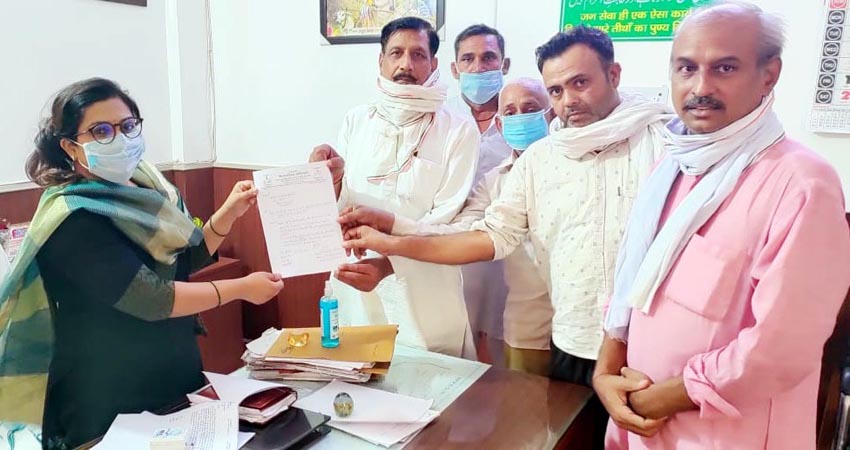 बेमौसम बारिश ने बर्बाद कर दी फसलें, मदद की आस में प्रशासन के दरवाजे पर पहुंचे किसान बेमौसम बारिश ने बर्बाद कर दी फसलें, मदद की आस में प्रशासन के दरवाजे पर पहुंचे किसान